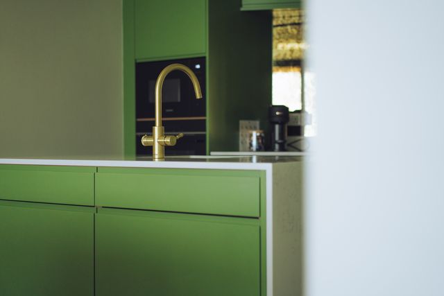 The well-equipped kitchen has everything you need to cook up a feast.