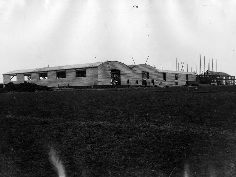 The Melting House building, seen here in the process of construction in early 1916, was completed in a time frame of six weeks due to the urgent need to begin the filling of shells. Within four weeks a large shell store had been completed and the first shells were unloaded for cleaning and painting.