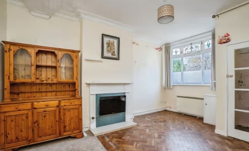 The listing says: "Originally the Royal Oak Pub this is a 1 double bedroom ground floor flat with private entrance situated in Gosport near to numerous local facilities."
