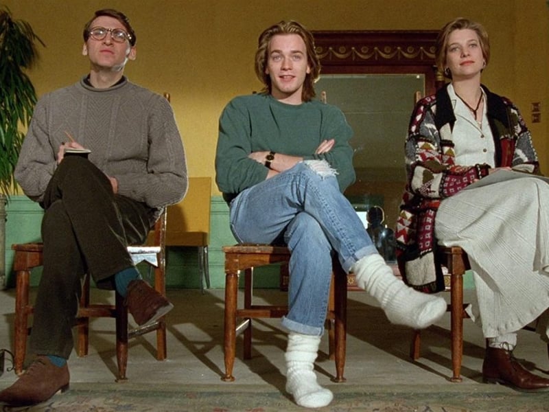 Christopher Eccleston does an excellent, almost unnoticeable Scottish accent in Danny Boyle’s first feature film Shallow Grave. He starred alongside New Zealand actress Kerry Fox and Scottish star Ewan McGregor in the crime thriller which followed a group of Edinburgh flatmates who dismember and bury a mysterious new tenant who died, leaving behind a large sum of money. 

