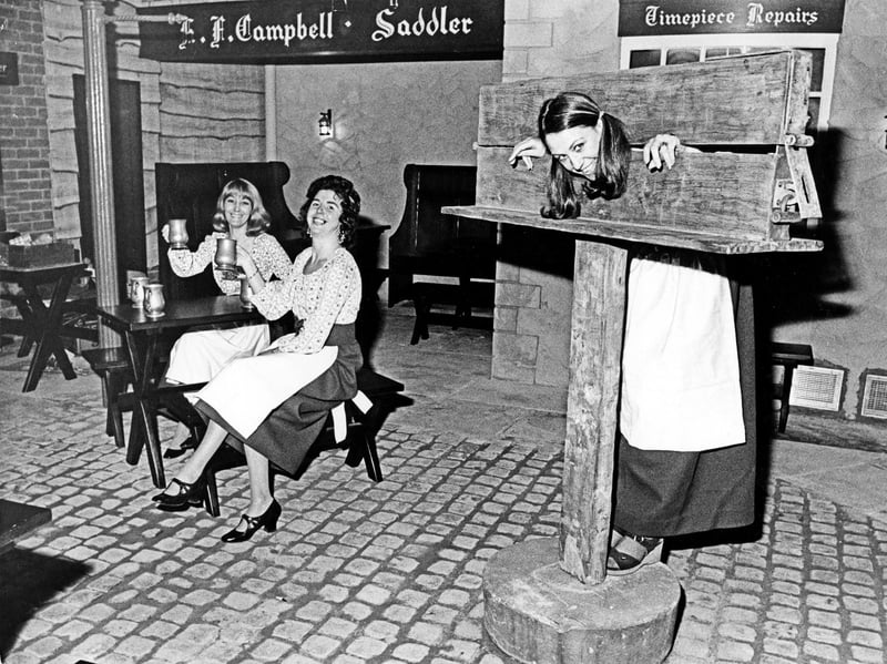 The cobbled courtyard inside the Stonehouse pub, on Church Street, Sheffield, in May 1971