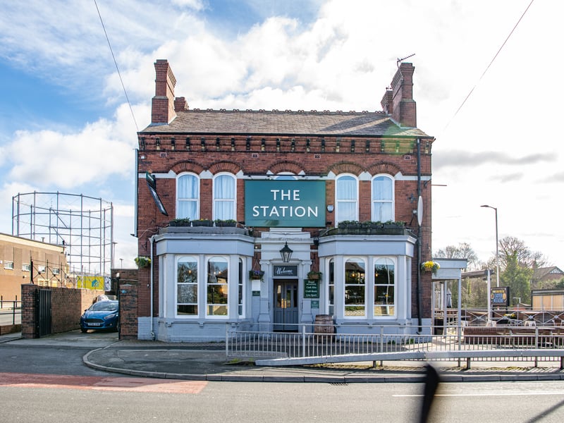 A classic Greene King pub that doubles as a community hub for "Legendary Pub Classics." Whether it’s the Steak & Ale pie, the "Chick 'n' Mix" deals, or the all-day breakfast, it offers reliable, hearty food with plenty of sharing options like the Ultimate Sharer. 🍽️ 1 Station Rd, Cross Gates, Leeds LS15 8BZ