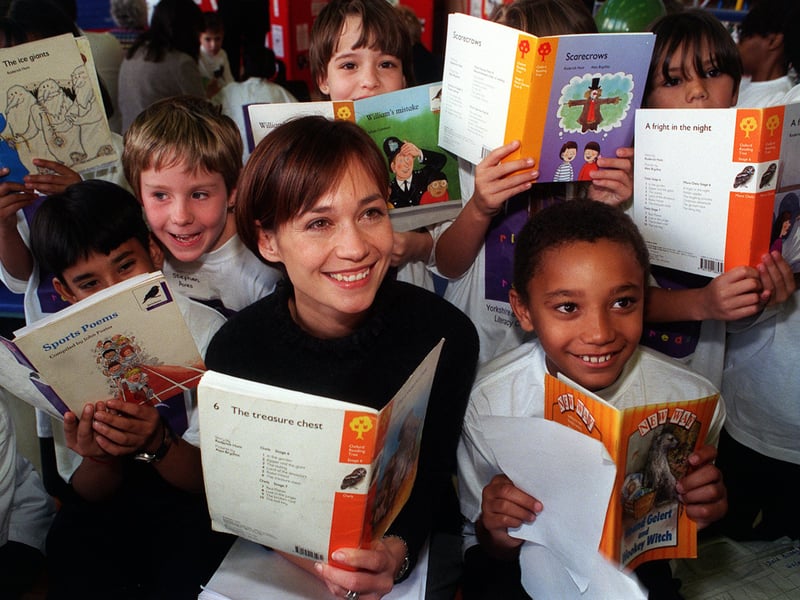 Emmerdale's Leah Bracknell at Shakespeare Primary School for the launch of the 'Right To Read' campaign in November 1999.
