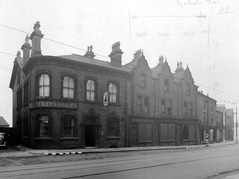 The Pack Horse pub on Woodhouse Lane pictured in October 1942.
