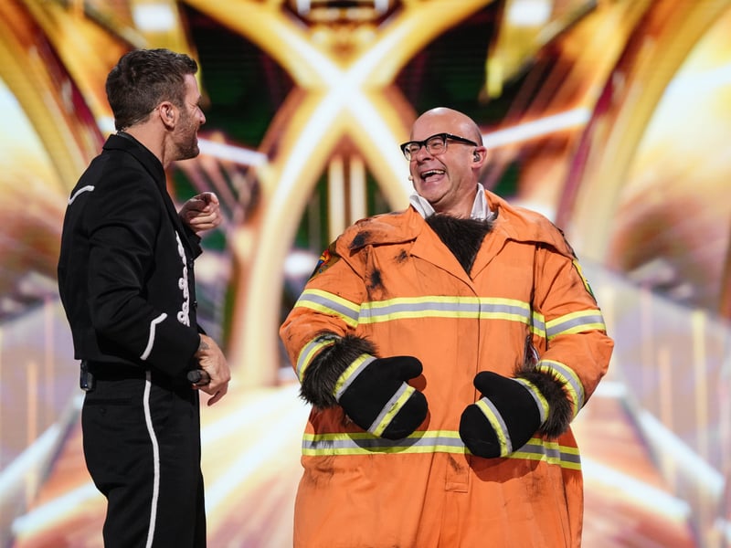The moment that TV legend Harry Hill was unmasked as Red Panda in The Masked Singer! 