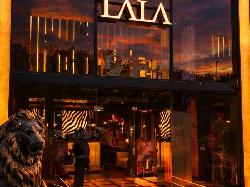 Lala's Restaurant provides an upscale Kashmiri dining experience, known for its grand, vibrant décor and authentic flavours. Their signature curries and massive family-sized naans make it a popular destination for big group celebrations. 🍽️ 501 Bradford Road, Pudsey, Leeds LS28 8EE