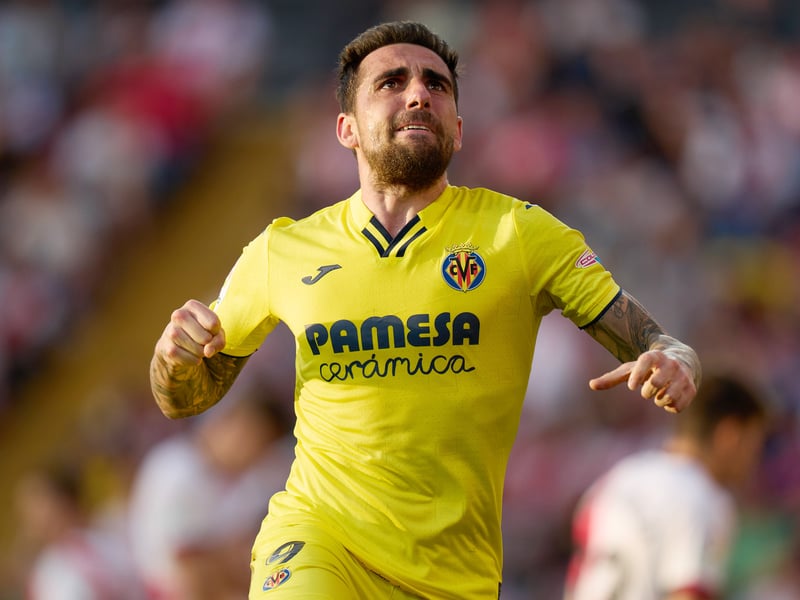 Known for his ability to find the net, the Spanish striker has scored over 100 top-flight goals for clubs including Borussia Dortmund, Valencia, Barcelona, and Villarreal, and has won titles such as La Liga and the UEFA Europa League. Only 32, he is currently available for free after spending the last few seasons in the United Arab Emirates.