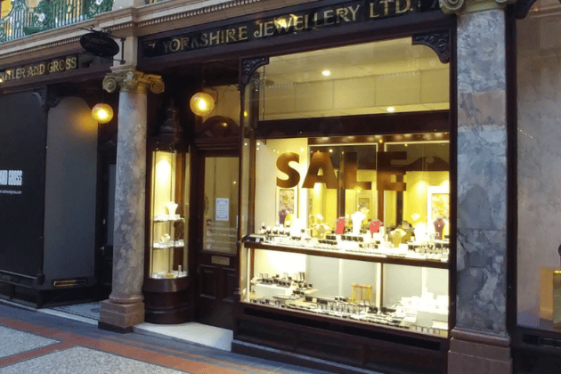 Located within the ornate County Arcade, Yorkshire Jewellery Ltd offers a distinct alternative to contemporary high-street chains. They are exceptionally well-regarded for their collection of antique and vintage finds, ranging from traditional solitaires to intricate Art Deco pieces. 💍 7 County Arcade, Victoria Quarter, Leeds LS1 6BW