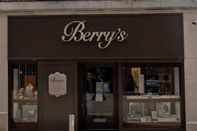 Situated on Albion Street near the heart of the Trinity development, this boutique offers a premier shopping experience with a focus on fine jewellery and world-class watches. It is a highly-regarded destination for those seeking expert guidance and a personalised touch when selecting a luxury Valentine’s gift. 💍 62 Albion Street, Leeds LS1 6AD