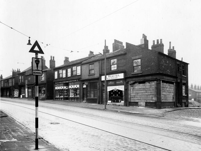 York Road in November 1938. On the right, junction with Sloe Street. No. 40, is a corner shop formerly a greengrocers belonging to Florence Fuller. To the left no.42 Harry Webster, house furnisher, next Harry Wood, Fish & Chip shop. 46/48 again property of Harry Webster, this was a pawnbrokers shop.