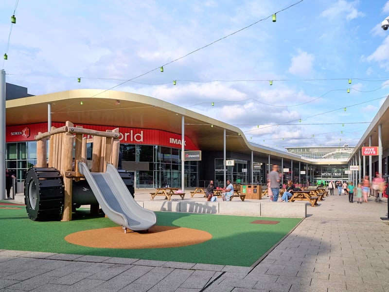 Swing into the central atrium for a 'roarsome' jungle-themed craft experience. Kids can decorate treasure chests and create rainforest masks from 10am–4pm daily. It’s an ideal "all-weather" plan for parents, especially with the 2.5m-tall gorilla on hand for a half-term selfie. 🧒 White Rose Shopping Centre, Dewsbury Rd, Leeds LS11 8LU