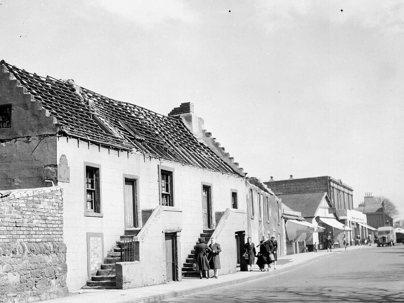 Early 18th century houses in Prestonpans set for demolition in April 1953.