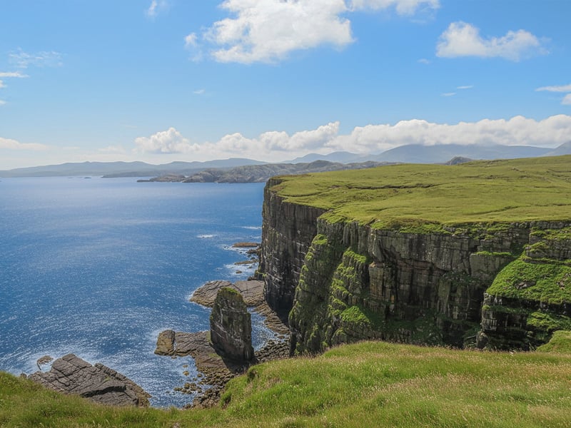 A short boat trip from Tarbert and the magic of Handa unfolds. Here, time standstill on the 10,000-feet high cliffs which are home to vast colonies of seabirds.