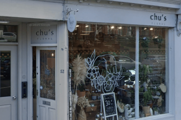 Perfect for city dwellers, Chu’s offers the most 'Instagrammable' bouquets in Leeds. Their collection features unique items like 'Dior Pink' roses and the statement 'Cupid’s Heart' arrangement. 💐 53 Great George Street, Leeds, LS1 3BB