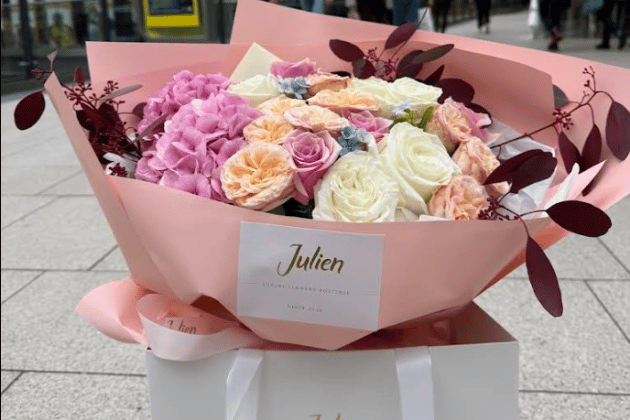 If you are after luxury and artistic flair, Julien is the city centre's gold standard. Boasting a rare 5/5 star rating, they are famous for elegant wrapping and flowers that customers say stay fresh for weeks. 💐 Trinity Leeds, 27 Albion St, Leeds, LS1 5AT