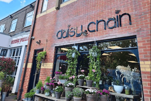 A high-end florist in the heart of Roundhay. They are the masters of the 'Flowers and Fizz' combo, offering premium bouquets paired with Bollinger or Prosecco. It's Ideal for those who want a 'glamour' bouquet that makes a statement. 💐 58 Street Lane, Roundhay, Leeds LS8 2DQ