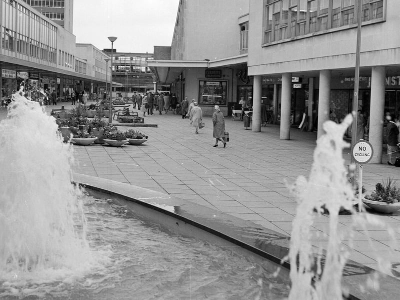 Fountains in the East Kilbride shopping centre in September 1964