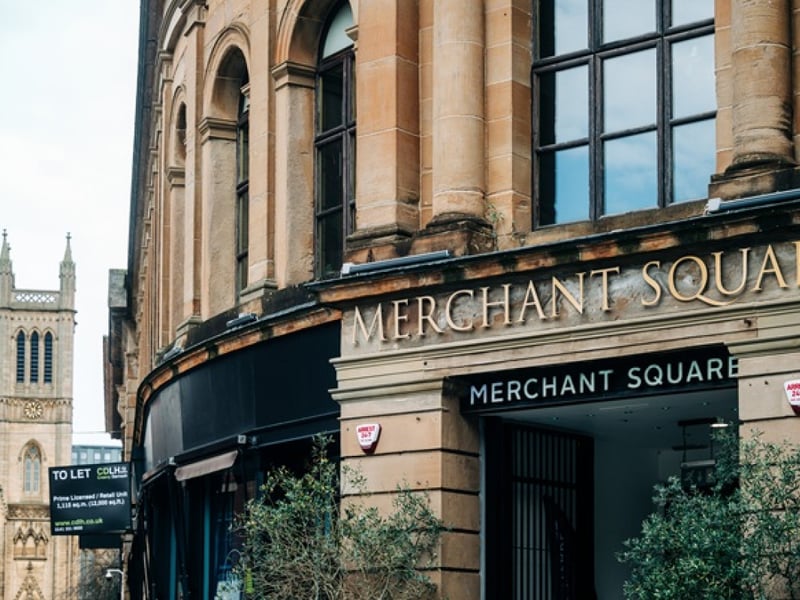 The surrounding area, once warehouses, shipping companies, offices, clothing manufacturers, as well as fruit, vegetable, cheese and fish markets, has become a hospitality and residential area with converted historic buildings.