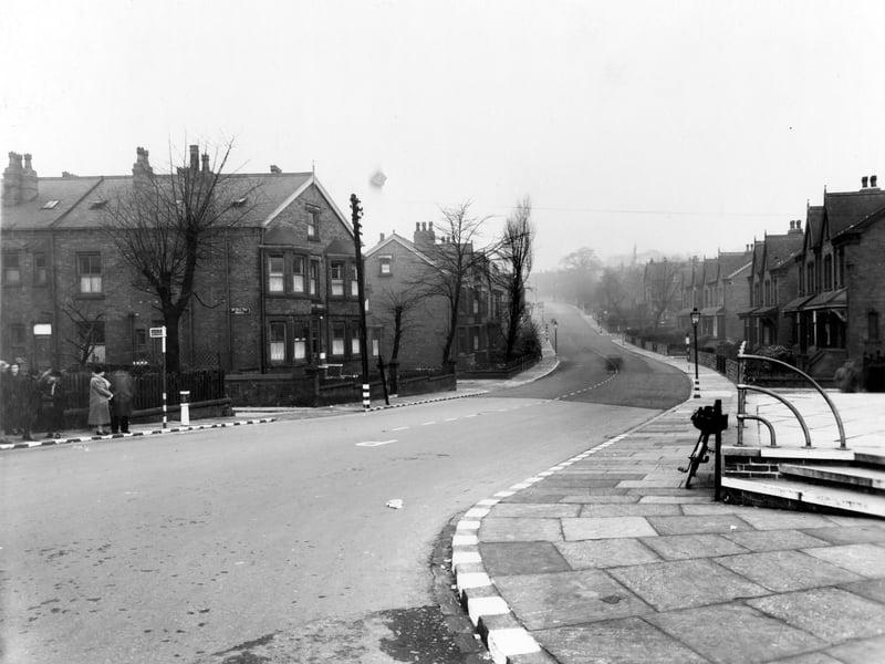 Harehills Lane in November 1939. On the left, junction with Back Hill Top Mount, line of people queuing for a bus at the bus stop. To the right, paved area is the junction with Roundhay Road.