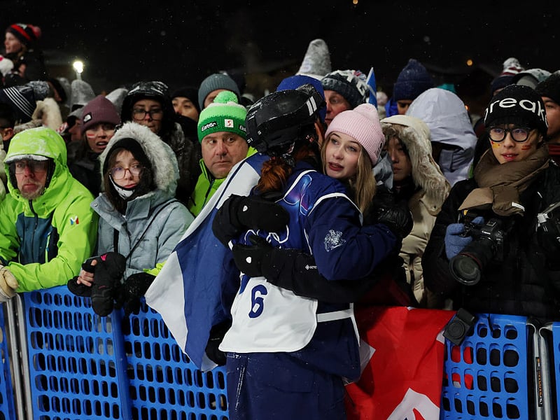 Kirsty Muir is congratulated on her performance at the Women's Freeski Big Air Final.