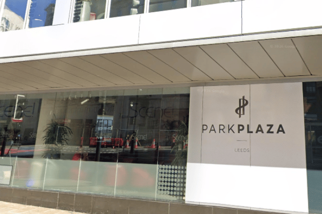 Overlooking City Square, this high-rise hotel offers fantastic views of the city skyline. It’s incredibly convenient for those with early morning trains, sitting just a 2-minute walk away. It also features a popular pan-Asian restaurant, Chino Latino, on-site for those arriving late. 🧳 Boar Ln, City Square, Leeds LS1 5NS