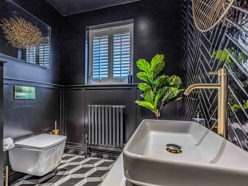 Step inside this majestic five bedroom home in Drayton which comes with six bathrooms, five reception rooms and a bar. 