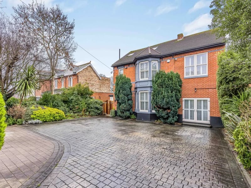 Step inside this majestic five bedroom home in Drayton which comes with six bathrooms, five reception rooms and a bar. 