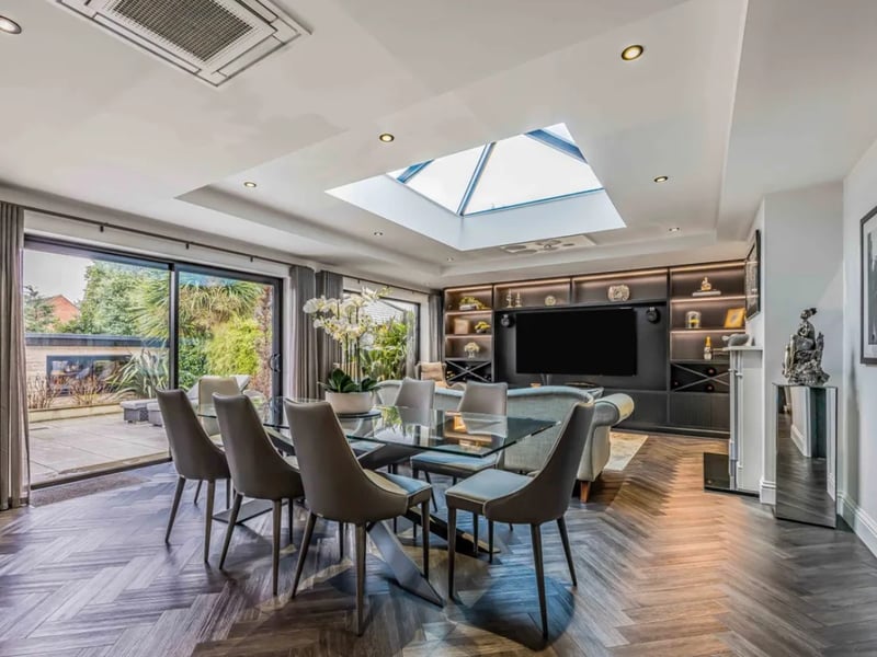 Step inside this majestic five bedroom home in Drayton which comes with six bathrooms, five reception rooms and a bar. 