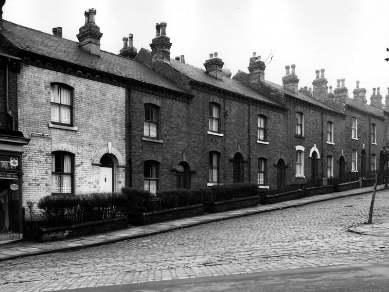 At the left edge a former footwear repair shop is just visible, this was 55a Woodsley Road. Number 1 Victoria Mount is the house which has been painted. Moving right numbers follow in sequence to 11, which is the last house visible on the right. These were through properties with access from Back Osborne Street. Pictured in November 1963.