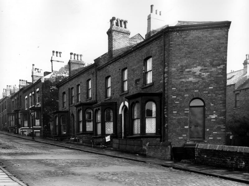 This side of Osborne Street was comprised of mainly back-to-back houses. One of the houses which was not back-to-back was number 6 on the right side, this was a through property onto Back Osborne Street where it numbered 1. Pictured in November 1963.