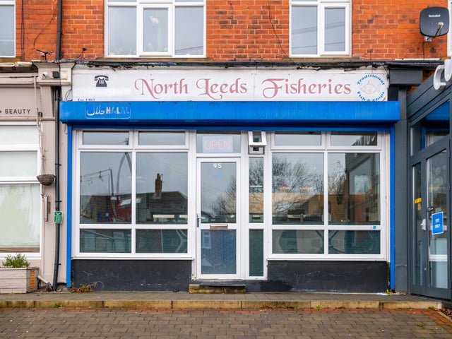 A traditional Yorkshire favourite that has been a community fixture for decades. It is consistently praised for maintaining high food hygiene standards and for its 'proper' crispy batter. 🍴 95 Stainbeck Road, Leeds, LS7 2PR
