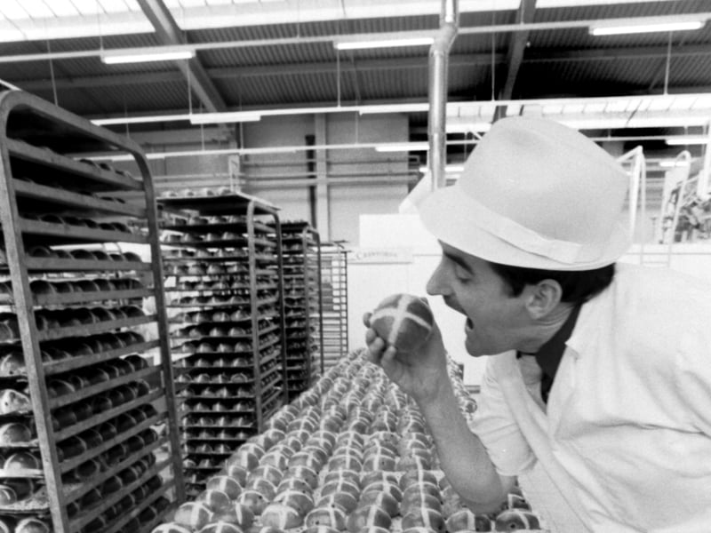 Ian Ramsay at the Elbe Street bakery of Crawfords the Baker, with some of the 50,000 hot cross buns produced for Easter in 1986