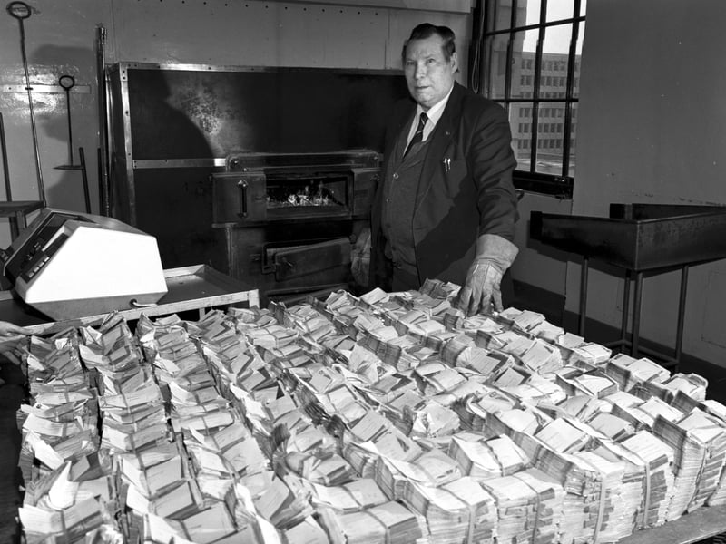 Walter Grant with the old Royal Bank of Scotland banknotes destined for the furnace in April 1986