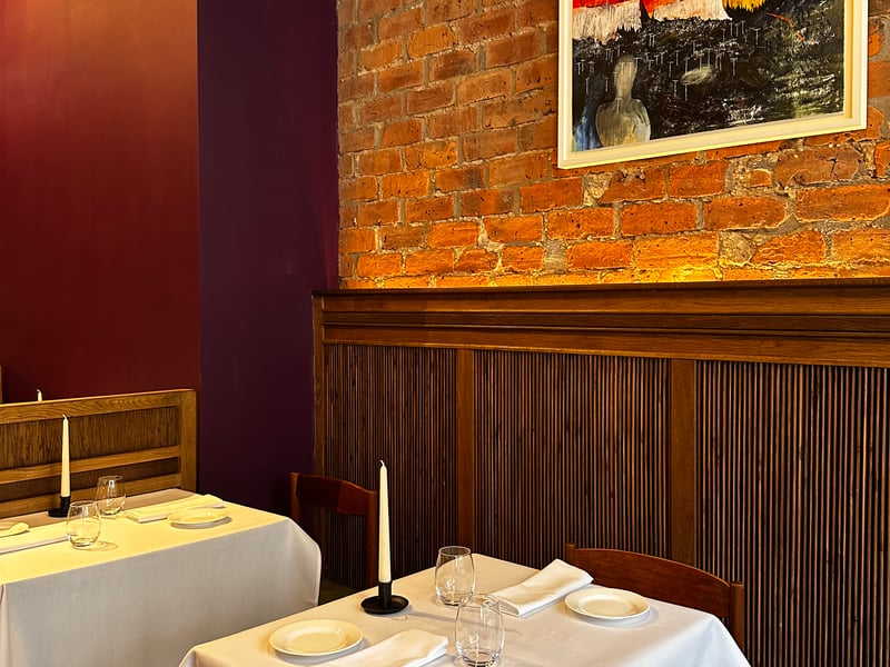 The 52 cover restaurant has undergone a significant renovation, drawing inspiration from cosy Irish snugs, years of travel and the style of Parisian bistrots. The furniture has been made by local carpenters and the space upholstered with forest green tones.