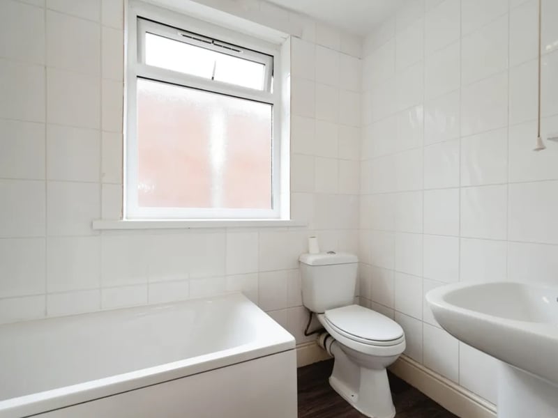 This five bedroom HMO in Southsea is in a prime location in the city, and comes with a bathroom and reception room. 