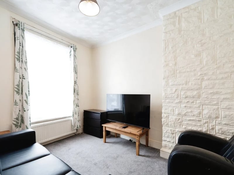 This five bedroom HMO in Southsea is in a prime location in the city, and comes with a bathroom and reception room. 