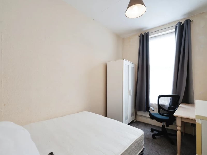 This five bedroom HMO in Southsea is in a prime location in the city, and comes with a bathroom and reception room. 