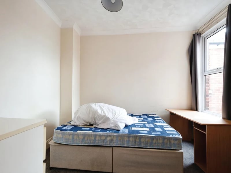 This five bedroom HMO in Southsea is in a prime location in the city, and comes with a bathroom and reception room. 