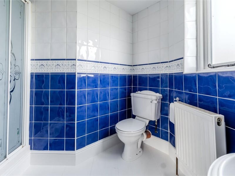 Shower room.