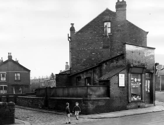 Freestone Place from Northcote Road in November 1965 showing the rear yard of C. & F. Wilkinsons grocery and fruiterer's shop at number 15. Two identically dressed small boys can be seen on the paved stone setts of Freestone Place and far right is Lady Pit Lane.