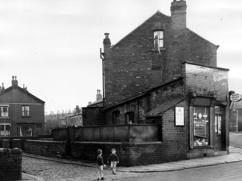 Freestone Place from Northcote Road in November 1965 showing the rear yard of C. & F. Wilkinsons grocery and fruiterer's shop at number 15. Two identically dressed small boys can be seen on the paved stone setts of Freestone Place and far right is Lady Pit Lane.