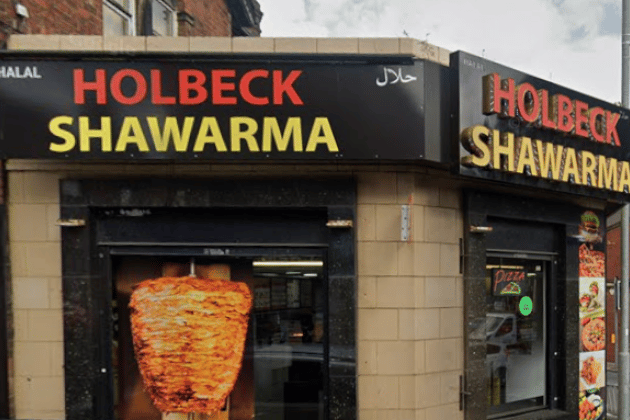 High energy and strong flavour. This spot is a Domestic Street staple, famous for its generous portions and perfectly seasoned wraps that draw crowds from across the LS11 patch. 🍴 134 Domestic Street, Holbeck, Leeds LS11 9SG