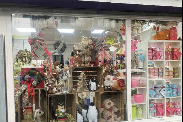 A reliable community staple in Bramley. They are a hero for the last-minute shoppers, with deliveries running all through Mother’s Day Sunday. They offer easy add-ons, such as Mother’s Day balloons and teddy bears, to personalise a classic bouquet. 💐 292 Upper Town Street, Bramley, Leeds LS13 2ER