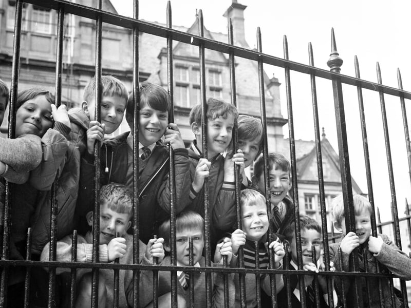 Children going back to school at Sciennes in Edinburgh in 1969