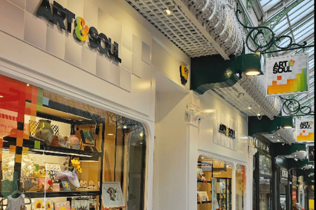 Nestled in Queens Arcade, this shop features the work of dozens of local Northern artists. Think handmade jewellery, unique ceramics, and embroidery kits. It’s perfect for finding a gift as unique as she is. Every purchase supports a local Leeds creative. 🎁 11-13 Queens Arcade, Leeds LS1 6LF