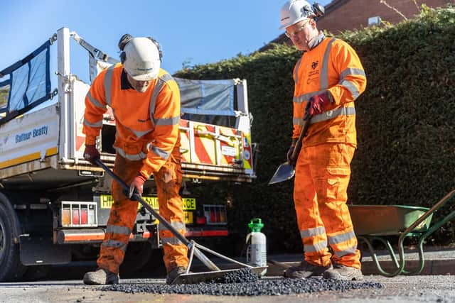 The government has produced a league table of major roads in poor condition.