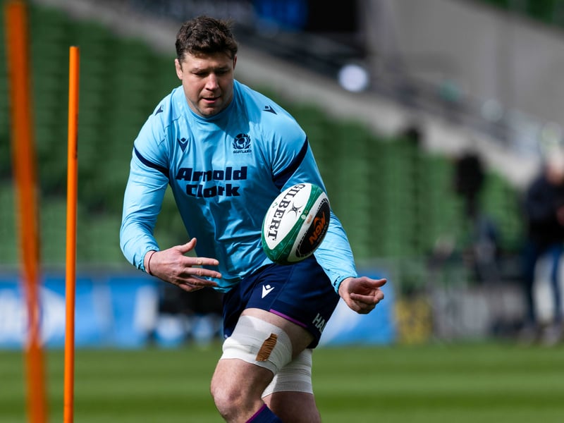 Picked up an early injury but went right until the end on a day when became Scotland's most-capped lock. Penalty for deliberate knock-on but recovered well. Ran the lineout and played his part in Russell's try. 7
