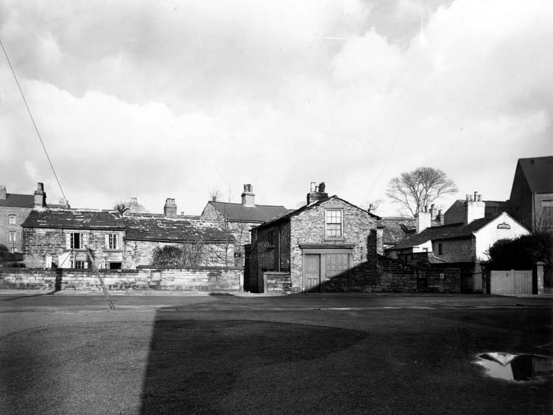 The east end of Potternewton Lane. Row of houses, one with washing hanging outside. Pictured in November 1949.