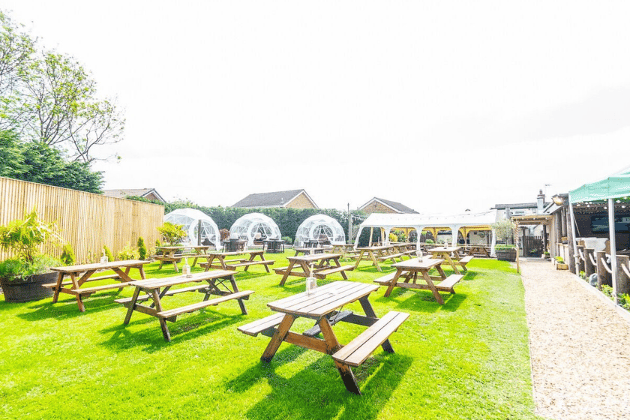 Flagged by our readers for its combination of a massive garden and "great food," this Tingley staple is a top pick for families. It offers plenty of space to relax and even features outdoor "pods" for a more private sunshine experience 🍺 Hare and Hounds, 7 Batley Road, Tingley, Wakefield WF3 1AZ