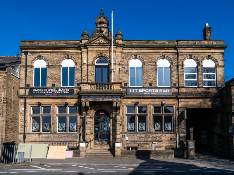 This independent bar and eatery is the go-to for those who appreciate locally sourced produce and a refined, modern British menu. Whether it’s their melt-in-the-mouth Chateaubriand or their highly-rated Sunday roasts, it offers a sophisticated but chilled atmosphere. 🍽️ 9 Chapeltown, Pudsey LS28 7RZ